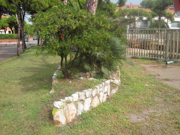 Restes d'una jardinera del càmping Albatros de Gavà Mar (situada al costat del nou edifici d'oficines de Central Mar)
